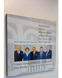Tekijän Touko Perko  käytetty kirja Kymmenen vuotta kylmän sodan päättymisestä : viiden maan presidentit Jyväskylässä 8111999 = Ten years after the Cold War : five heads of state in Jyväskylä 8111999