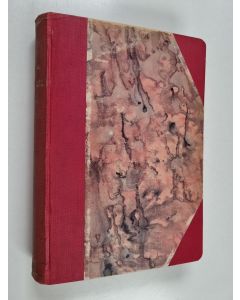 Kirjailijan Sulo Wuolijoki & Emil Lindahl ym. käytetty kirja Hirsipuita : satiireja ja kertomuksia ; Työ ja laulu ; Erämiehen seikkailut : kuvaus lappalaiselämästä ; Tiilenpäitä lukemassa 1920