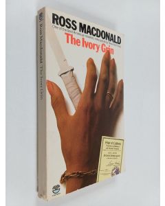 Kirjailijan Ross Macdonald käytetty kirja The ivory grin