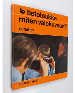 Kirjailijan Hans-Reinhard Schatter käytetty kirja Miten valokuvaan