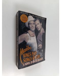 Kirjailijan Oscar Hijuelos käytetty kirja The Mambo Kings Play Songs of Love