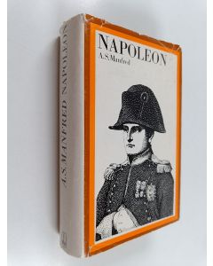 Kirjailijan Alʹbert Z. Manfred käytetty kirja Napoleon Bonaparte