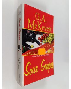 Kirjailijan G. A. McKevett käytetty kirja Sour grapes