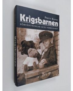Kirjailijan Pertti Kaven käytetty kirja Krigsbarnen. Förväntningar och verklighet