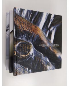 Tekijän Susann Vihma  käytetty kirja Suomalainen muotoilu 1-3 : Käsityöstä muotoiluun ; Esineistä teollisuustuotteiksi ; Kohti kestäviä valintoja