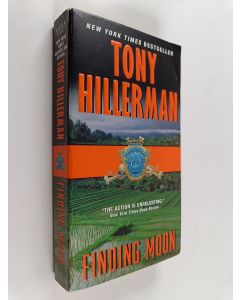 Kirjailijan Tony Hillerman käytetty kirja Finding Moon