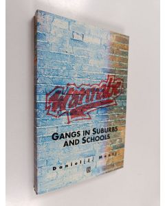 Kirjailijan Daniel Monti käytetty kirja Wannabe - Gangs in Suburbs and Schools