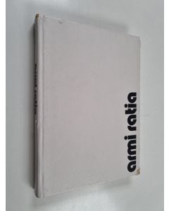 Kirjailijan Tuula Saarikoski käytetty kirja Armi Ratia : legenda jo eläessään