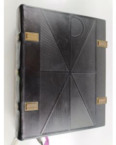 käytetty teos Kodin Raamattu eli Pyhä Raamattu apokryfikirjoineen liitteinä 44 Rembrandtin maalausten värijäljennöstä ja Raamatun historian kartasto (laatikossa)