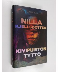 Kirjailijan Nilla Kjellsdotter käytetty kirja Kivipuiston tyttö (oikolukematon ennakkokappale)