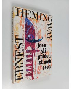 Kirjailijan Ernest Hemingway käytetty kirja Joen yli puiden siimekseen