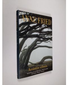 Kirjailijan Anne Fried käytetty kirja Avoimin silmin : ajatuksia ja artikkeleita 1990-luvulta