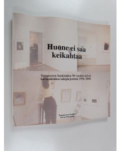 Kirjailijan Kirsti Pohjonen käytetty kirja Huone ei saa keikahtaa : Tampereen Saskioiden 50 vuoden taival kuvataiteiden tukijärjestönä 1954-2004
