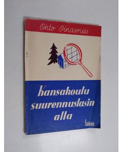 Kirjailijan Ohto Oinasmies käytetty kirja Kansakoulu suurennuslasin alla : päivän puheenaihe kouluoloistamme