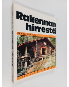 Kirjailijan Pekka Hakalin käytetty kirja Rakennan hirrestä