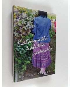Kirjailijan Anneli Kivelä käytetty kirja Katajamäki kahden vaiheilla
