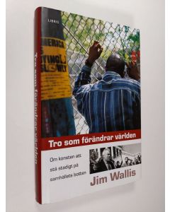 Kirjailijan Jim Wallis käytetty kirja Tro som förändrar världen : om konsten att stå stadigt på samhällets botten