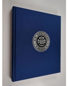 Kirjailijan Jyrki Vesikansa käytetty kirja Pellistä Perlokseen : Oy G. W. Sohlberg Ab:n historia 1876-2001 (säilytyskotelossa)