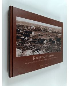 Kirjailijan Anna-Maria Vilkuna käytetty kirja Kaupunki kuvissa : valokuvia 1800-luvun lopun ja 1900-luvun alun Hämeenlinnasta