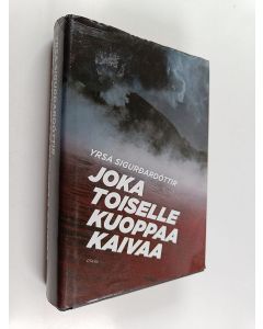 Kirjailijan Yrsa Sigurdardottir käytetty kirja Joka toiselle kuoppaa kaivaa