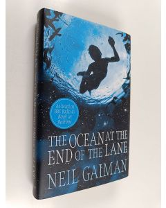 Kirjailijan Neil Gaiman käytetty kirja The ocean at the end of the lane