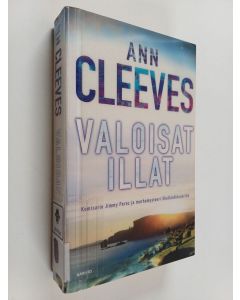 Kirjailijan Ann Cleeves käytetty kirja Valoisat illat