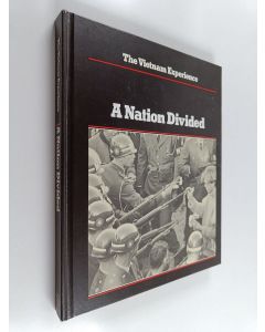Kirjailijan Clark Dougan & Samuel Lipsman käytetty kirja A Nation Divided