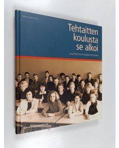 Kirjailijan Sirkka Kortetjärvi-Nurmi käytetty kirja Tehtaitten koulusta se alkoi : kauppaopetusta Malmilla 50 vuotta