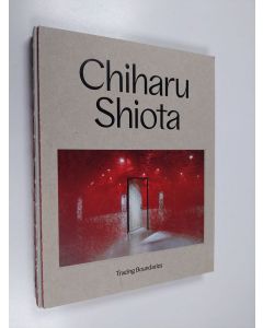 Kirjailijan Chiharu Shiota käytetty kirja Chiharu Shiota : Tracing boundaries - Äärirajoilla