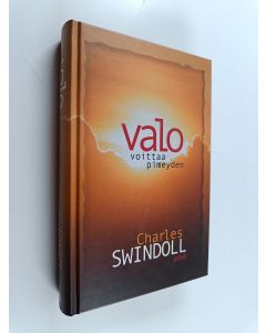 Kirjailijan Charles R Swindoll käytetty kirja Valo voittaa pimeyden : ristin murhenäytelmä ja riemuvoitto - meidän voimaksemme