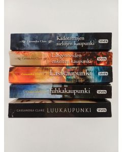 Kirjailijan Cassandra Clare käytetty kirja Varjojen kaupungit 1-5 : Luukaupunki ; Tuhkakaupunki ; Lasikaupunki ; Langenneiden enkelten kaupunki ; Kadotettujen sielujen kaupunki