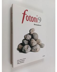 Kirjailijan Sisko Maria Eskola käytetty kirja Fotoni 9 : Kertauskurssi