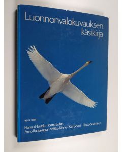 Kirjailijan Hannu Hautala käytetty kirja Luonnonvalokuvauksen käsikirja