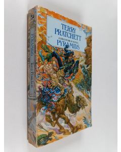Kirjailijan Terry Pratchett käytetty kirja Pyramids : (the book of going forth)