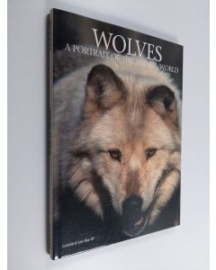 Kirjailijan Leonard Lee Rue käytetty kirja Wolves : a portrait of the animal world