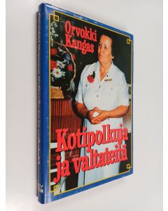 Kirjailijan Orvokki Kangas käytetty kirja Kotipolkuja ja valtateitä