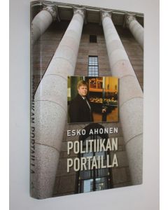 Kirjailijan Esko Ahonen käytetty kirja Politiikan portailla