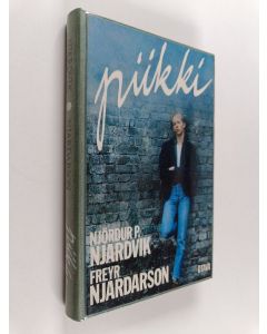Kirjailijan Njördur P. Njardvik. & Freyr Njardarson käytetty kirja Piikki