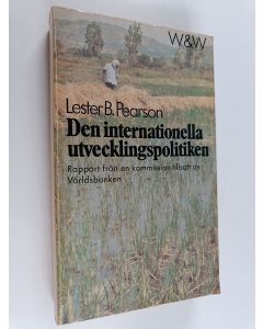 Kirjailijan Lester B. Pearson käytetty kirja Den internationella utvecklingspolitiken : rapport från Kommissionen för internationell utveckling