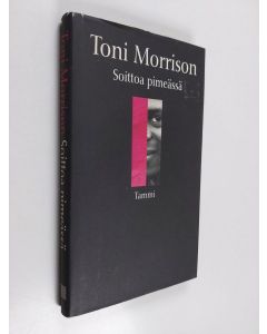 Kirjailijan Toni Morrison käytetty kirja Soittoa pimeässä : valkoihoisuus ja kirjailijan luova mielikuvitus