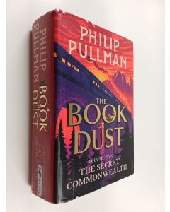 Kirjailijan Philip Pullman käytetty kirja The Secret Commonwealth