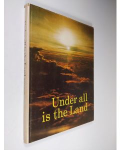 Kirjailijan Bruce Ramsey & Ted Czolowski käytetty kirja Under all is the Land
