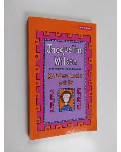 Kirjailijan Jacqueline Wilson käytetty kirja Kahden kodin välillä Jacqueline Wilson ;kuvittanut Nick Sharratt ;suomentanut Terhi Leskinen