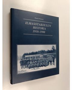 Kirjailijan Martti Peltonen käytetty kirja Ilmasotakoulun historia 1918-1980