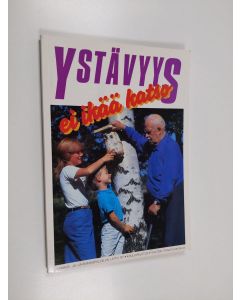 käytetty kirja Ystävyys ei ikää katso : peruskoululaisille suunnatun isovanhempia ja vanhuksia koskevan kirjoitustapahtuman satoa = En vän är en vän, oberoende av åldern : resultat av skrivartävlingen för grundskolan med temat vår äldre generation