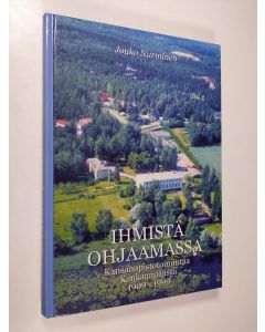 Kirjailijan Jouko Nurminen käytetty kirja Ihmistä ohjaamassa : kansanopistotoimintaa Kankaanpäässä 1909-1999 (signeerattu)