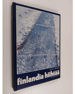 Kirjailijan Antti O. Arponen käytetty kirja Finlandia hiihtää