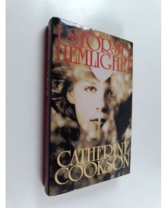 Kirjailijan Catherine Cookson käytetty kirja I största hemlighet