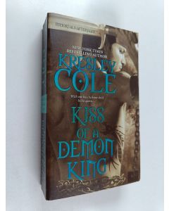 Kirjailijan Kresley Cole käytetty kirja Kiss of a Demon King