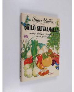 Kirjailijan Sigri Sahlin käytetty kirja Säilö kuivaamalla marjoja, hedelmiä, vihanneksia, sieniä ja yrttejä